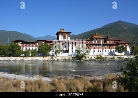 Punakha Dzong, Bhutan, risale al 1637 ed è il secondo più antico del paese. Foto Stock