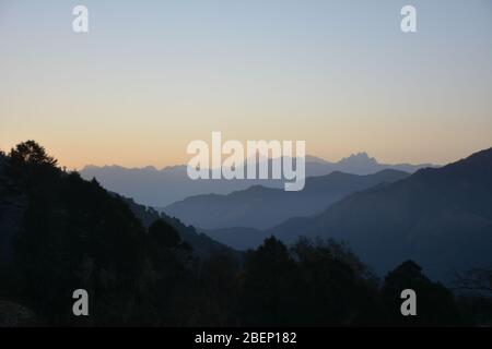 Tramonto sulle montagne vicino al Passo di Pele la vicino a Gangtey, Bhutan. Foto Stock