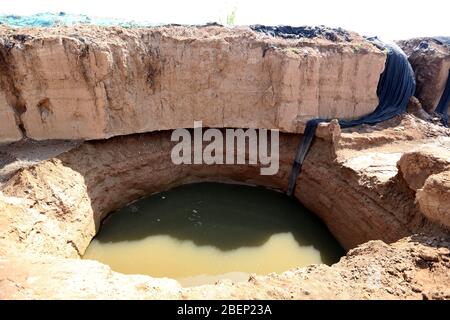 Anyang, Cina. 15 aprile 2020. Henanï¼ŒCHINA-Foto presa il 12 aprile 2020 mostra il sito archeologico di xindan nella città di bozhuang, quartiere beiguan, città di anyang, provincia di henan. Duan shulin, direttore dell'ufficio ufficiale della raccolta di documenti nella città di baizhuang, ha detto che lo scavo archeologico è stato diviso in tre aree da nord a sud lungo la strada di zhonghua, vale a dire, A, B e C. nel recinto blu, alcuni hanno iniziato a riempirsi. Foto Stock