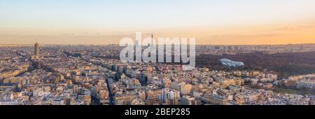 Foto di drone panoramico dei quartieri Neuilly sur Seine a Parigi con Tour Eiffel Montparnasse Jardin acclimatation nelle foreste di Boulogne Foto Stock