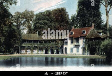 Vue du hameau de Marie-Antoinette, Versailles (la maison de la reine in le hameau, al Petit Trianon, parco di Versailles) carta postale 1910 Collec Foto Stock