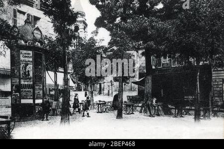 Vue sur la Place du Tertre et saint Pierre de Montmartre, dans le vieux Montmartre a Paris (colonne Morris a gauche et publicite Banania) (Tertre plac Foto Stock