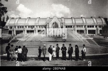 Vue du palais de la Houille blanche et des fontaines lumineuses lors de l'exposition internationale de la Houille blanche a Grenoble en Isere 1925 Auto Foto Stock