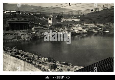 Construction du Barrage de Genissiat deuxieme Barrage et la deuxieme centrale hydroelectrique francaise construite sur le Rhone 1940 - 1947 (construct Foto Stock