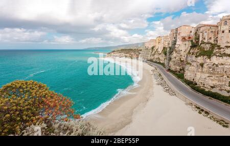 Spiaggia pubblica vuota a Tropea, Italia - Calabria Foto Stock