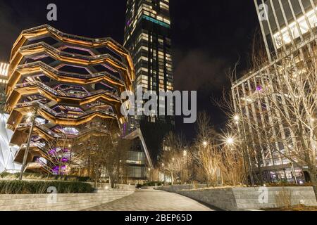 NEW YORK, NY, USA - 10 MARZO 2020: La nave e scyscraper presso il quartiere modernizzato Hudson Yards di notte, New York City, USA Foto Stock