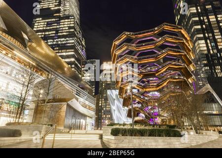 NEW YORK, NY, USA - 10 MARZO 2020: La nave e scyscraper presso il quartiere modernizzato Hudson Yards di notte, New York City, USA Foto Stock