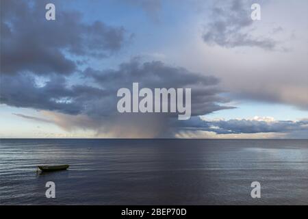 Panorama del bel tramonto sul mar baltico. Foto Stock