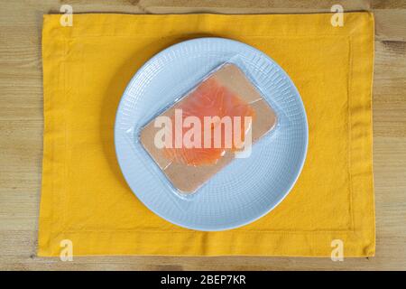una porzione di salmone affumicato confezionato in un sacchetto di plastica Foto Stock