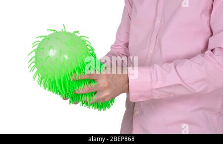Virus come la sfera di gomma morbida tenuta da un uomo adulto Foto Stock