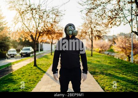 Adulti affetti da COVID-19, con maschera di protezione MC1aerotrasportata.stress psicologico di malattia infettiva panico e paura.vita in cont. Inquinato Foto Stock