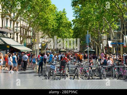 BARCELLONA, SPAGNA - 10 LUGLIO: Una folla a la Rambla il 10 luglio 2015 a Barcellona, Spagna. Migliaia di persone camminano ogni giorno da questo popolare centro commerciale pedonale Foto Stock