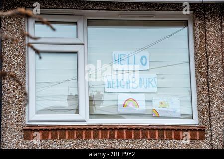 Sheffield UK – Aprile 09 2020: Ciao vicini! Il sostegno della comunità e un gioco con arcobaleni in finestre durante la pandemia di coronavirus Covid-19 alla FIS Foto Stock