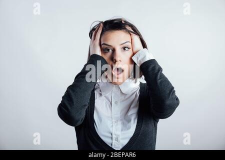 Donna eccitato che osserva sorpreso e stupito, speechless con la bocca aperta.scioccata donna in incredulità.emotivo triste donna di espressione.emotivo uomini Foto Stock