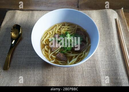 Chiudere la noodle con la zuppa di manzo Foto Stock