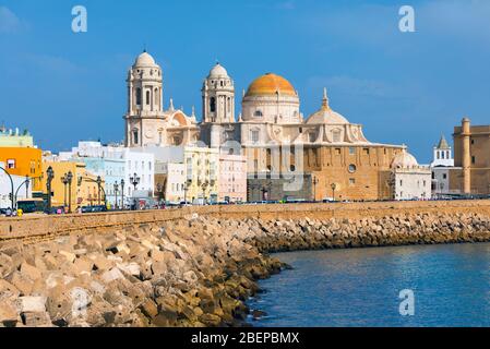 La cattedrale barocca-rococò di Santa Cruz de Cadice vista da Avenida campo del sur, Cadice, provincia di Cadice, Costa de la Luz, Andalusia, Spagna. Foto Stock