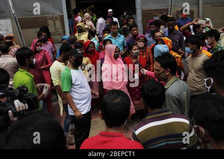 Dhaka, Bangladesh. 15 aprile 2020. I lavoratori pronti dell'abbigliamento danno un'intervista TV come chiedono per lo stipendio davanti ad una fabbrica di abbigliamento durante il blocco imposto dal governo a Dhaka. Credit: MD Mehedi Hasan/ZUMA Wire/Alamy Live News Foto Stock