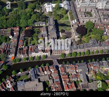 Leiden, Olanda, 23 - 1989 maggio: Foto aerea storica dell'edificio accademico di Rapenburg, il più antico edificio dell'Università di Leiden Foto Stock