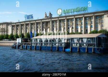 San Pietroburgo, Russia, estate 2019: Petrovskaya Embankment, un ristorante galleggiante sul fiume Neva Foto Stock