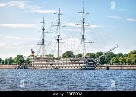 San Pietroburgo, Russia, estate 2019: Ristorante galleggiante 'Frigate Grace' sul fiume Neva vicino all'Embankment Petrovskaya Foto Stock