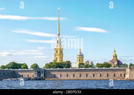 San Pietroburgo, Russia, estate 2019: Vista sul molo per le barche turistiche vicino alla Fortezza di Pietro e Paolo Foto Stock