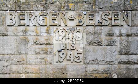 Bergen, Germania. 15 aprile 2020. Le pietre giacciono su una scritta nel monumento commemorativo di Bergen-Belsen. Esattamente 75 anni fa, il 15 aprile 1945, il campo di concentramento di Bergen-Belsen fu liberato dai soldati britannici. A causa della pandemia di Corona si tratta di una commemorazione molto silenziosa: Quasi tutti i visitatori o anche i testimoni contemporanei trovano la loro strada verso l'ex campo di concentramento nel distretto di celle. Credit: Julian Stratenschulte/dpa/Alamy Live News Foto Stock