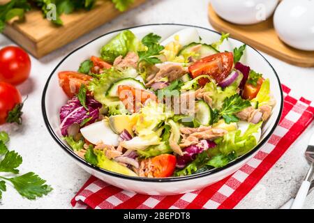 Insalata di tonno con foglie verdi, uova e verdure. Foto Stock