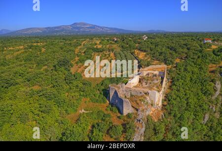 Fortezza Necven rimane sul lato ovest del monte Promina in Croazia, antenna Foto Stock