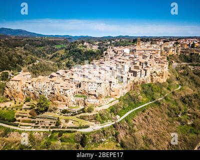 Bellissimo panorama di Pitigliano in Toscana, scattato da un drone. Foto Stock