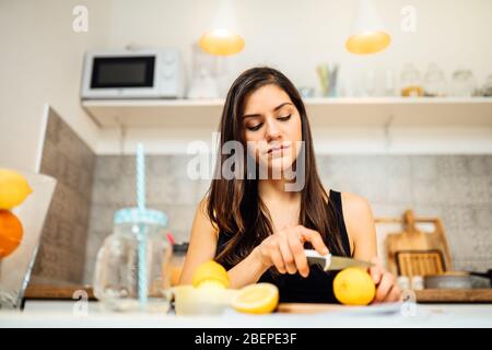 Sana donna allegra bere fatto in casa biologico misto agrumi bere.fare la dieta lemonade.Detox, nutrition.Food per la pelle oleosa, forte sistema immunitario Foto Stock