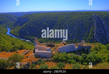 Fortezza Necven rimane sul lato ovest del monte Promina in Croazia, antenna Foto Stock