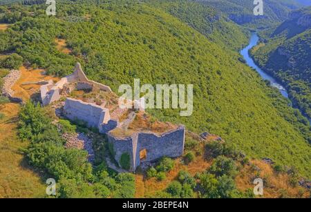 Fortezza Necven rimane sul lato ovest del monte Promina in Croazia, antenna Foto Stock