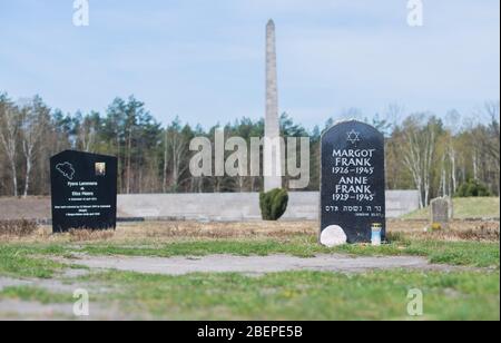 15 aprile 2020, bassa Sassonia, Bergen: Una lapide nel sito commemorativo di Bergen-Belsen commemora, tra gli altri, Margot e Anne Frank. Esattamente 75 anni fa, il 15 aprile 1945, il campo di concentramento di Bergen-Belsen fu liberato dai soldati britannici. A causa della pandemia di Corona si tratta di una commemorazione molto silenziosa: Quasi tutti i visitatori o anche i testimoni contemporanei trovano la loro strada verso l'ex campo di concentramento nel distretto di celle. Foto: Julian Stratenschulte/dpa Foto Stock