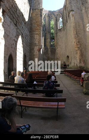 I resti della fortezza e del monastero di Oybin nella città termale omonima al confine con la Repubblica Ceca e la Polonia sono una popolare destinazione turistica nei monti Zittau, qui i visitatori ascoltano due musicisti all'interno della chiesa del monastero, registrato il 18.09.2019. Inizialmente solo semplice fortificazione - il castello fu ampliato in un complesso fortificato all'inizio del XIV secolo. A metà del XIV secolo, l'imperatore tedesco Carlo IV fece costruire qui una casa imperiale che donò un monastero all'ordine dei Celestini. La riforma mise fine al lif monastico Foto Stock