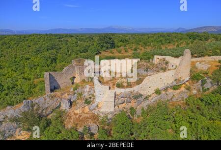 Fortezza Necven rimane sul lato ovest del monte Promina in Croazia, antenna Foto Stock