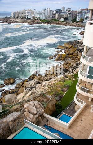 Gli appartamenti si affacciano sulle rocce che si affacciano sull'Oceano Atlantico in una delle baie più esclusive della costa atlantica del Sud Africa. A Bantry Bay le case costose sono sulle pendenze della testa del Leone. L'oceano Atlantico si trova sotto i ponti prendisole privati in questo sito che abbraccia la scoscesa rockface a breve distanza dalla spiaggia Clifton di Città del Capo. Gli appartamenti sono alcuni dei più costosi in Africa. Foto Stock