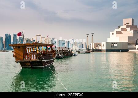 Barche in dhow ormeggiate di fronte al Museo di Arte Islamica di Doha, Qatar. Foto Stock