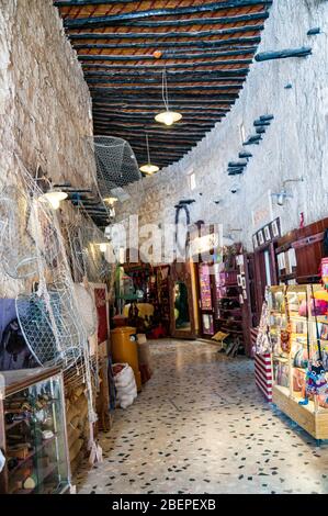 Negozi di artigianato sezione di Souq Waqif, Doha, Qatar. Edificio in stile tradizionale. Foto Stock