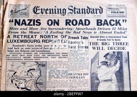 Titolo del giornale britannico della seconda Guerra Mondiale 28 Dicembre 1944 'Nazis on Road Back' 'A Retreat North of Luxembourg ha riportato' Londra Inghilterra UK Foto Stock