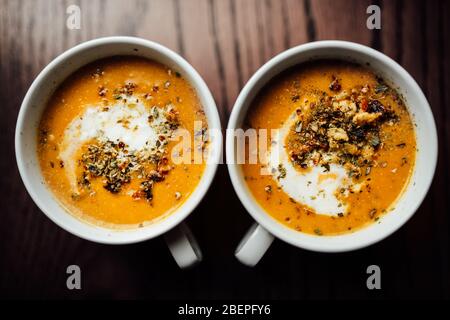 Purea di zucca e zuppa di crema di carote vegetariana con semi, crostini sbriciolati e spezie essiccate. Ricetta per zuppa di zucca Butternut, keto salutare vegetariano Foto Stock