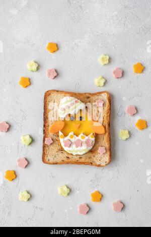 Uovo di Pasqua nel pane tostato con pulcino Foto Stock