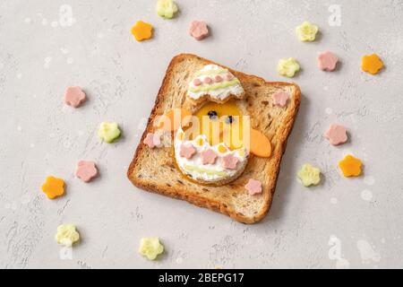 Uovo di Pasqua nel pane tostato con pulcino Foto Stock