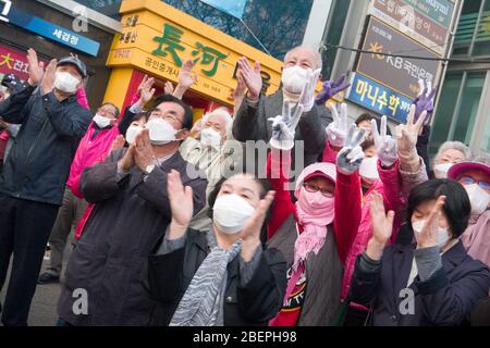 Elezioni generali della Corea del Sud, 14 aprile 2020 : i sostenitori e i membri del principale partito dell'opposizione della Corea del Sud United Future Party (UFP) partecipano a una campagna a Seoul, Corea del Sud. Le elezioni generali del 15 aprile della Corea del Sud determineranno 300 legislatori per quattro anni di stint in mezzo alla diffusione del coronavirus Covid-19. Credit: Won/Flo/Alamy Live News Foto Stock