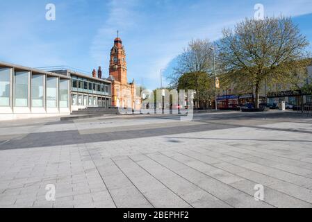 Sneinton Market Square e Victoria Leisure Centre, catturati durante la chiusura di Coronavirus il 2020 aprile, Nottingham City Nottinghamshire Inghilterra Regno Unito Foto Stock