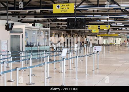 09 aprile 2020, Brandeburgo, Schönefeld: Sono allestiti nastri barriera nel terminal partenze M dell'aeroporto di Schoenefeld. A causa del pericolo rappresentato dalla diffusione del Covid-19, in molti paesi esistono restrizioni all'ingresso e, di conseguenza, notevoli restrizioni al traffico aereo. Foto: Soeren Stache/dpa-Zentralbild/ZB Foto Stock