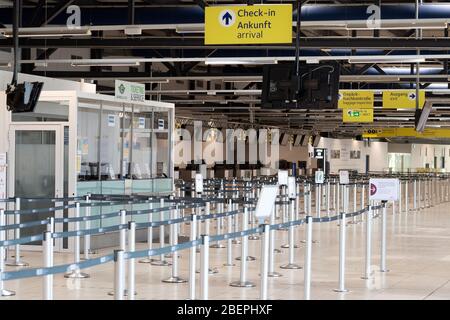 09 aprile 2020, Brandeburgo, Schönefeld: Sono allestiti nastri barriera nel terminal partenze M dell'aeroporto di Schoenefeld. A causa del pericolo rappresentato dalla diffusione del Covid-19, in molti paesi esistono restrizioni all'ingresso e, di conseguenza, notevoli restrizioni al traffico aereo. Foto: Soeren Stache/dpa-Zentralbild/ZB Foto Stock