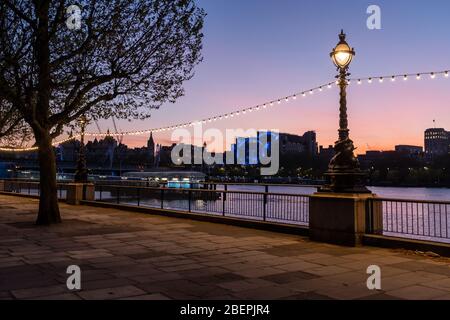 South Bank of the Thames, Londra. Covent Garden, Londra al tramonto. Abbandonato durante il blocco del covid-19. Foto Stock