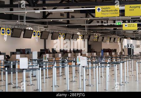 09 aprile 2020, Brandeburgo, Schönefeld: Sono allestiti nastri barriera nel terminal partenze M dell'aeroporto di Schoenefeld. A causa del pericolo rappresentato dalla diffusione del Covid-19, in molti paesi esistono restrizioni all'ingresso e, di conseguenza, notevoli restrizioni al traffico aereo. Foto: Soeren Stache/dpa-Zentralbild/ZB Foto Stock