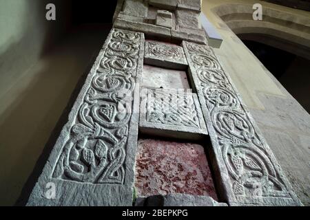 Lastre di pietra scolpite con ruscelli di vite, probabilmente del C9, nella chiesa di San Pietro, Britford, Wiltshire. Foto Stock