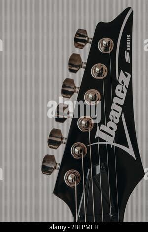 La base isolata di una chitarra elettrica Sunburst Ibanez S520 realizzata su misura contro uno sfondo bianco Foto Stock